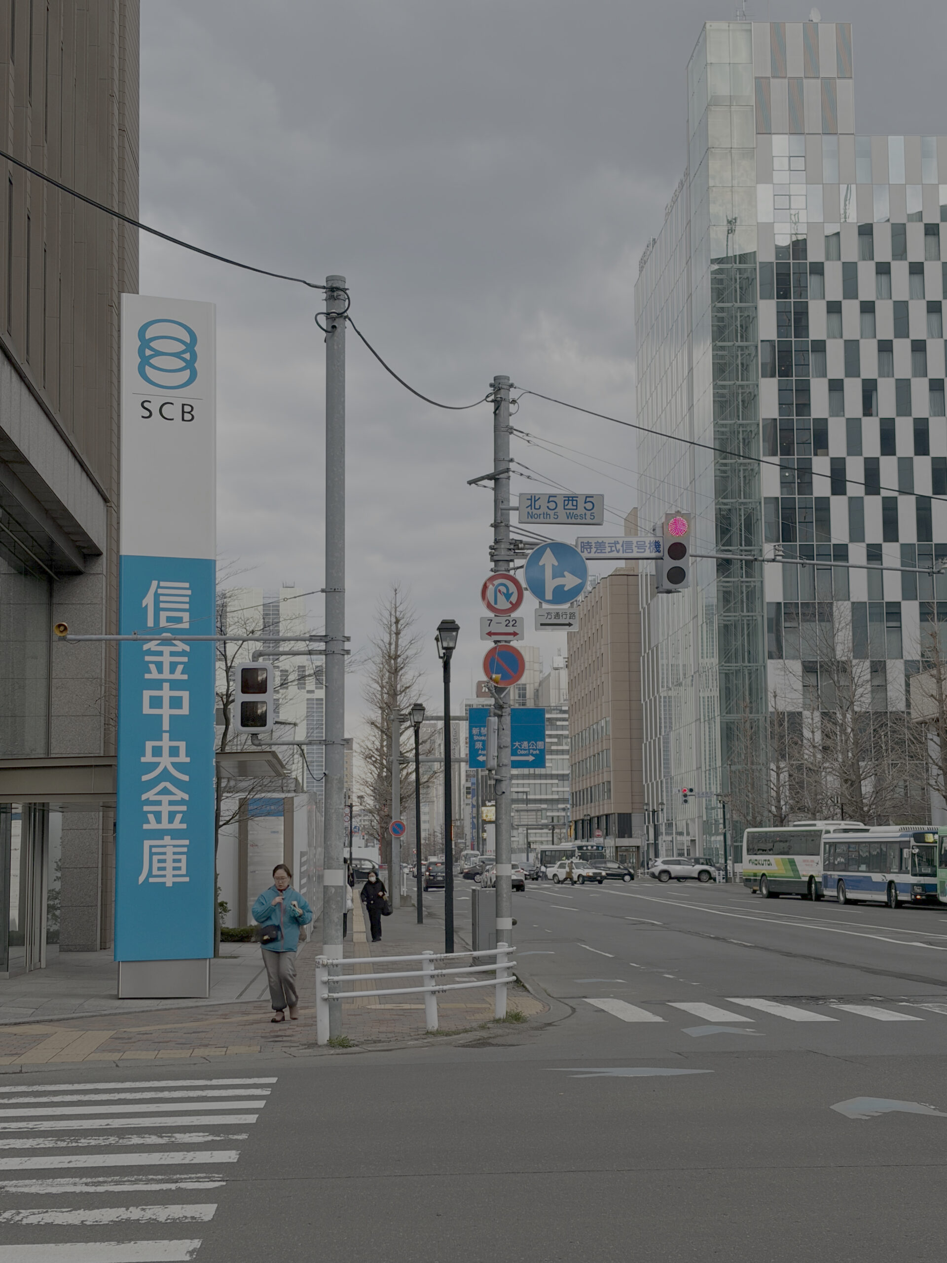 西に向かうと信金中央金庫の前が見えてきます