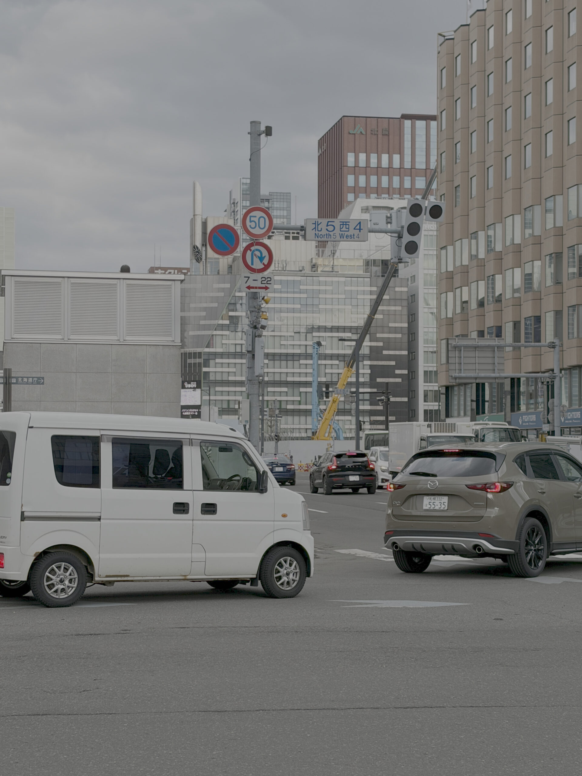 現在、札幌駅から西への地下が封鎖されているのでこの交差点で地上へ出たほうが良いです